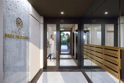 Zdjęcie przedstawiające wejście do siedziby firmy Bomag w Białymstoku lub fasadę budynku