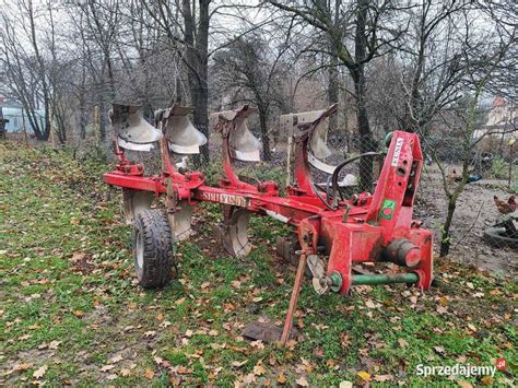 Pług obrotowy Unia Ibis pracujący w polu