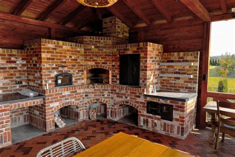 Grill murowany z cegieł z okładziną z kamienia