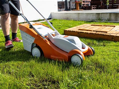 Zdjęcie przedstawiające popularne modele kosiarek elektrycznych różnych marek