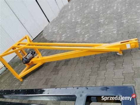 Przedłużka z hakiem do ładowarki teleskopowej Bobcat, ułatwiająca załadunek i rozładunek towarów.