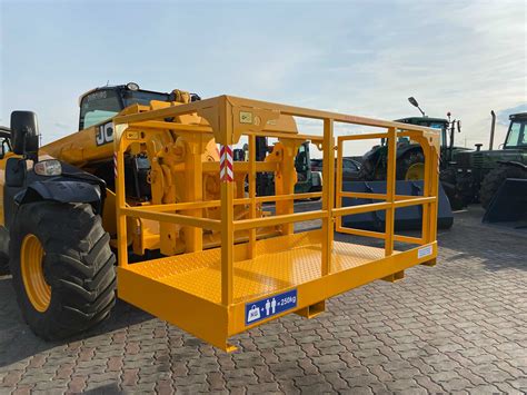 Platforma robocza do ładowarki teleskopowej Bobcat, umożliwiająca pracę na wysokości i dostęp do trudno osiągalnych miejsc.