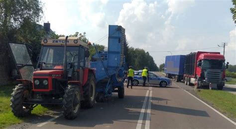 Znak drogowy z przekreślonym ciągnikiem rolniczym i informacją o terminie rejestracji