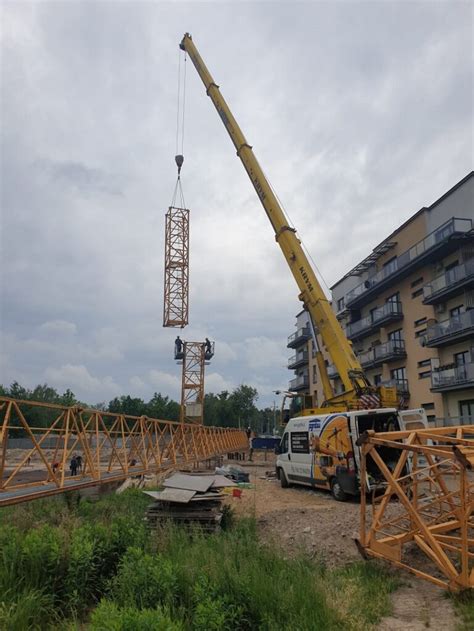Render kratownicowej konstrukcji masztu żurawia wieżowego.