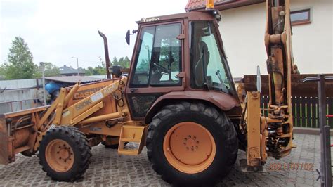 Zdjęcie przedstawiające koparko-ładowarkę Case 580K podczas pracy