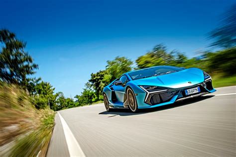 Współczesny supersamochód Lamborghini na tle fabryki