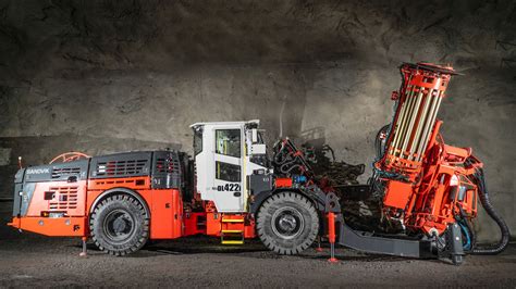 Schemat budowy kabiny i-class wiertnicy Sandvik DL422i z zaznaczonymi elementami zwiększającymi komfort i bezpieczeństwo operatora.