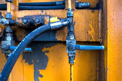 Zdjęcie przedstawiające wyciek oleju hydraulicznego z siłownika wózka widłowego