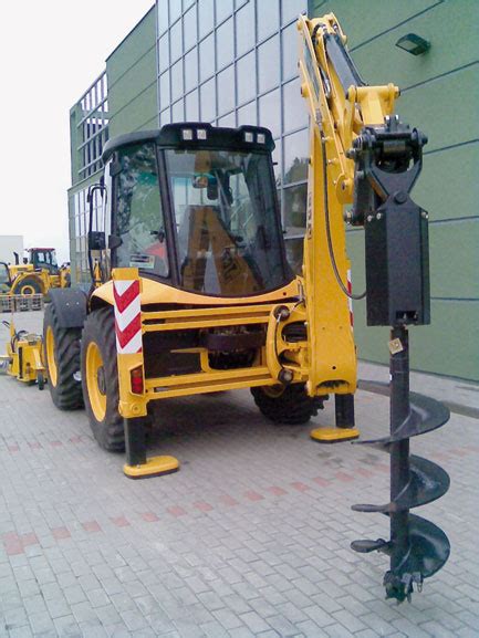 Wiertnica do gruntu JCB zamontowana na minikoparce 8018