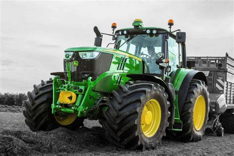 Zdjęcie ciągnika John Deere serii 6000 w akcji