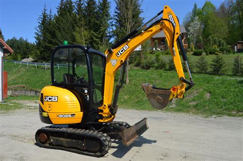 zdjęcie minikoparki JCB z widoczną przednią szybą i wycieraczką