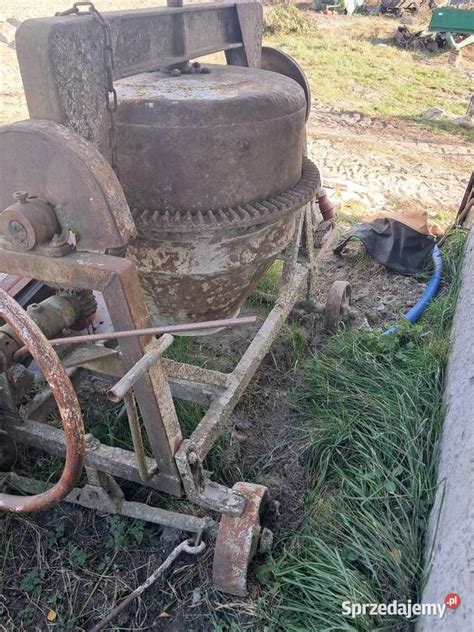 Zdjecie betoniarki z widocznym bębnem i silnikiem