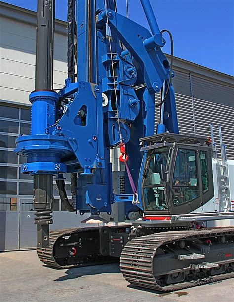 schemat podwozia Sennebogen SR25BT z masztem Delmag RH18