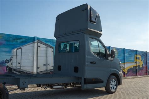 Widok z kabiny Renault Master z odbiciem w tylnej szybie