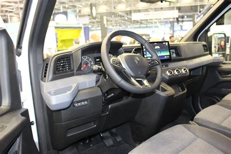 Ergonomiczny kokpit Renault Master z multimediami