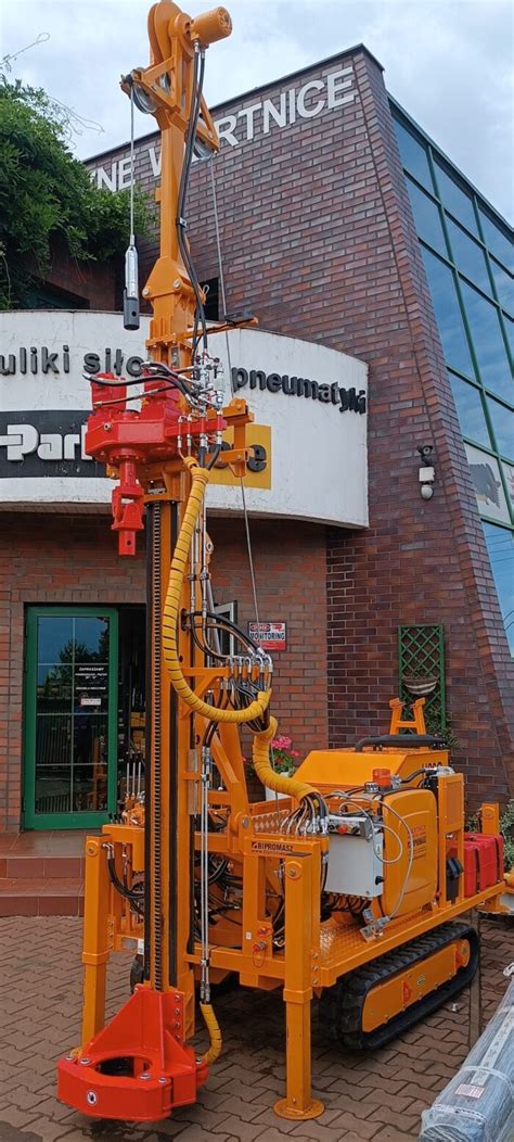Wiertnica pionowa H16P na przyczepie w pozycji roboczej