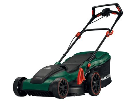 Kosiarka elektryczna Parkside PRM 1800 B2 w trakcie pracy na trawniku