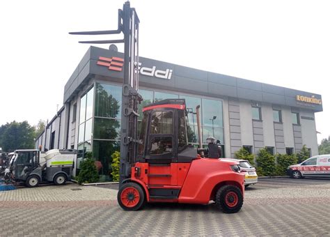Wózek widłowy Linde H40D w akcji - zdjęcie poglądowe z widłami i ładunkiem