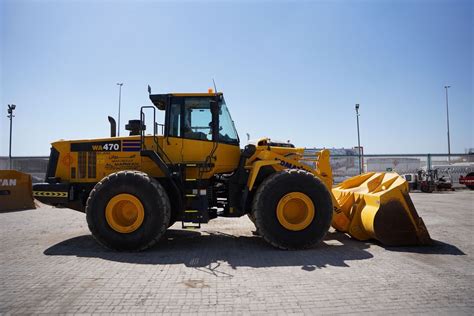 zdjęcie operatora w kabinie ładowarki Komatsu WA470 przez przednią szybę