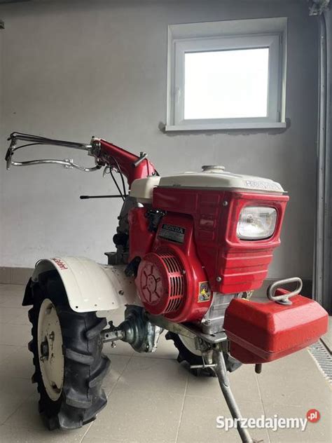 Traktorek jednoosiowy Honda z różnymi przystawkami