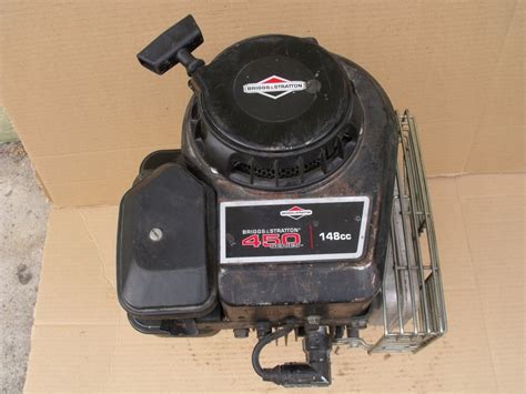 Zdjęcie przedstawiające typowy silnik Briggs & Stratton z zaznaczonymi elementami do konserwacji
