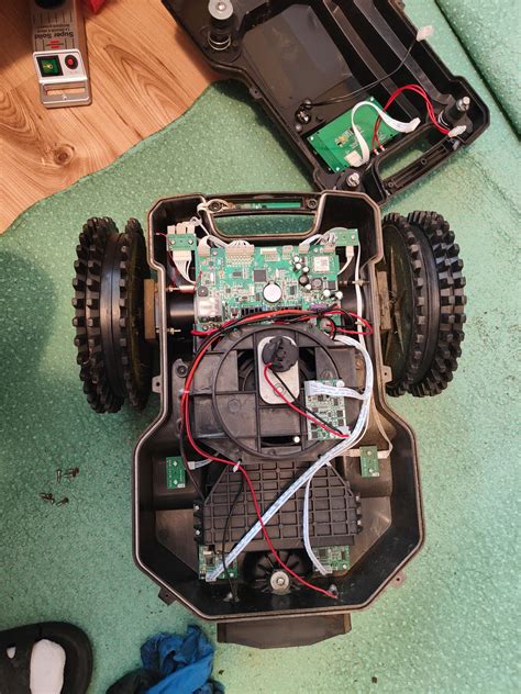 Schemat działania robota koszącego z przewodami ograniczającymi