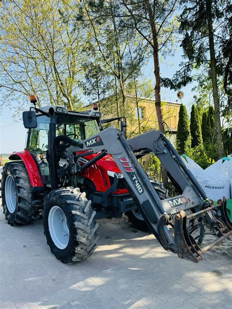 Zdjęcie ciągnika Massey Ferguson MF 5700 z ładowaczem czołowym