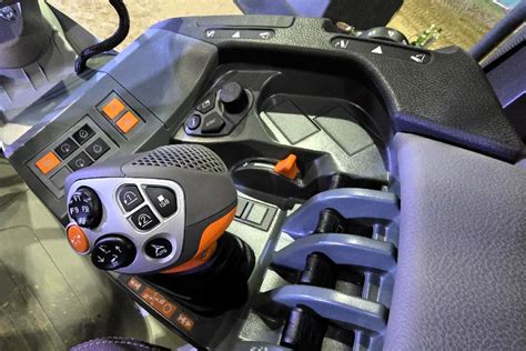 Wnętrze kabiny ciągnika Claas XERION z panelem sterowania