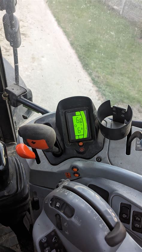 Wnętrze nowoczesnej kabiny ciągnika siodłowego z ergonomicznym panelem sterowania