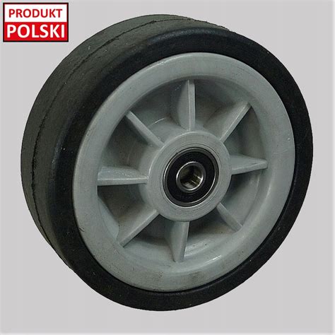 Zbliżenie na łożyskowane koło kosiarki, ukazujące jego rozmiar i konstrukcję