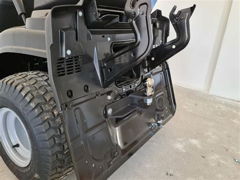 Zdjęcie przedstawiające ergonomiczną kabinę mikro traktorka z widocznymi elementami sterowania