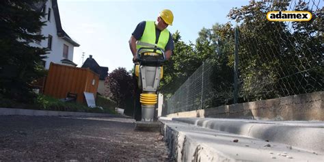 Ubijak wibracyjny Bomag BT 68 w akcji na placu budowy