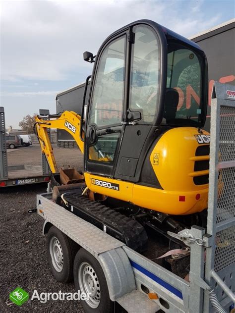 Minikoparka JCB 8020 wykonująca prace ziemne