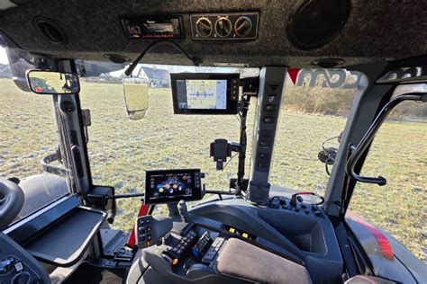 Operator ciągnika Valtra w kabinie