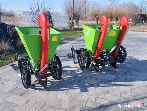 Zdjęcie przedstawiające sadzarkę do ziemniaków w akcji