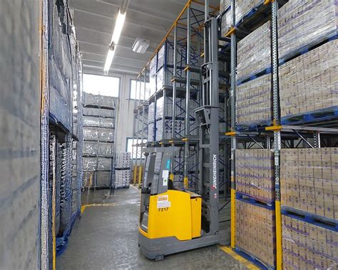 zdjęcie floty wózków widłowych Komatsu w magazynie