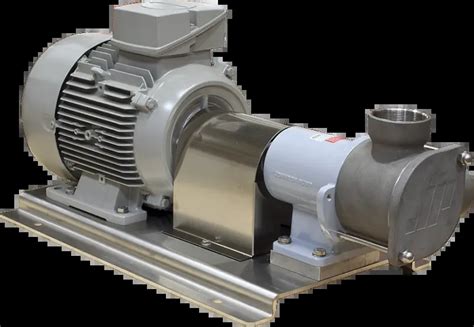 zdjęcie ratraka z zamontowaną multifrezą i wirnikiem