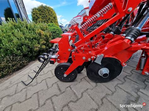 Zbliżenie na redlicę talerzową z kołem kopiującym w siewniku AGRO-MASZ SN 300.