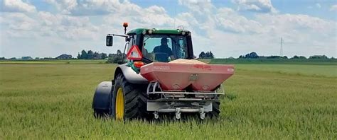 Tematyczne zdjęcie rozsiewacza nawozów Kverneland na polu