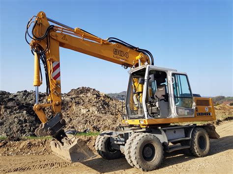 Zdjęcie koparki kołowej Liebherr A 904 na placu budowy wykonującej głębokie wykopy