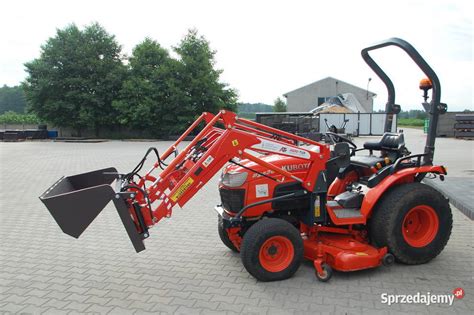Zestawienie popularnych modeli ciągników kompaktowych: Kubota, Iseki oraz Yanmar w środowisku pracy