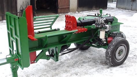 zdjęcie łuparki hydraulicznej podłączonej do hydrauliki ciągnika