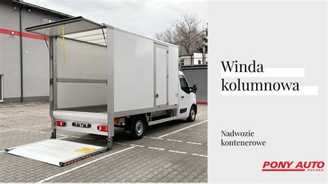 Zdjęcie wnętrza kabiny nowoczesnej wywrotki na kat B, pokazujące ergonomię i centralny ekran