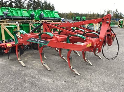 John Deere 6175M z kultywatorem Kverneland Enduro Pro 3000 - przykład zestawu wynajmowanego z maszyną
