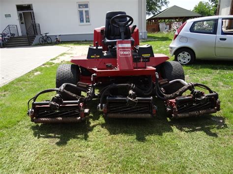 Kosiarka wrzecionowa Toro Reelmaster kosząca pole golfowe