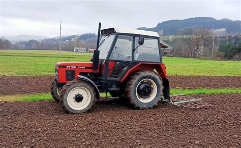 Zdjecie ciągnika Zetor 5245 pracującego w polu