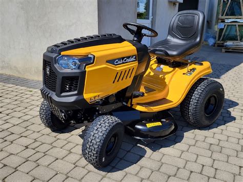 Zdjęcie przedstawiające traktorek Cub Cadet w akcji, podkreślające jego manewrowość