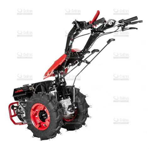 infografika porównująca traktor jednoosiowy z kultywatorem silnikowym i różnicami w osprzęcie