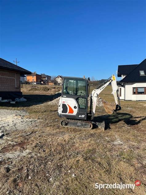 Zdjęcie przedstawiające różnorodne minikoparki Bobcat na placu budowy