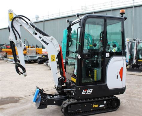 Zdjęcie tabeli z porównaniem cen Bobcat E19 i E26